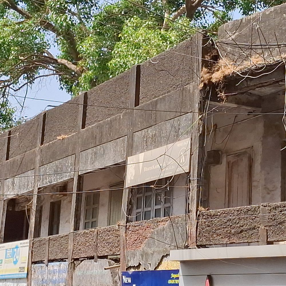 વલસાડમાં શોપિંગ સેન્ટરની બાલ્કની તૂટી:ચીફ ઓફિસરે વેપારીઓને સુરક્ષા જાળવવા અપીલ કરી