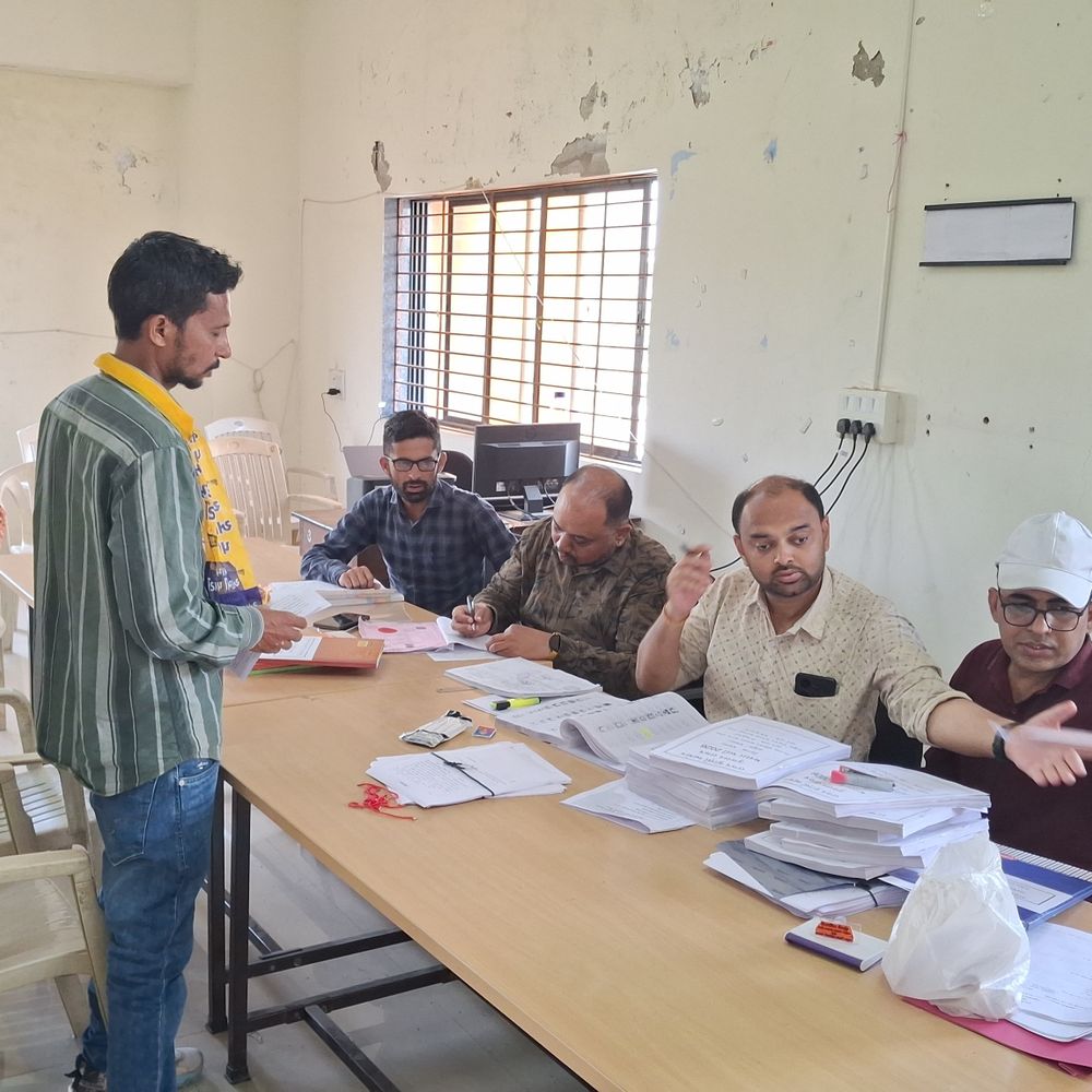 વલસાડમાં 'આપ'ના ઉમેદવારોએ ફોર્મ ભર્યા:જિલ્લા-તાલુકા પંચાયત બેઠકો માટે, શિક્ષણ-બેરોજગારી મુખ્ય મુદ્દા