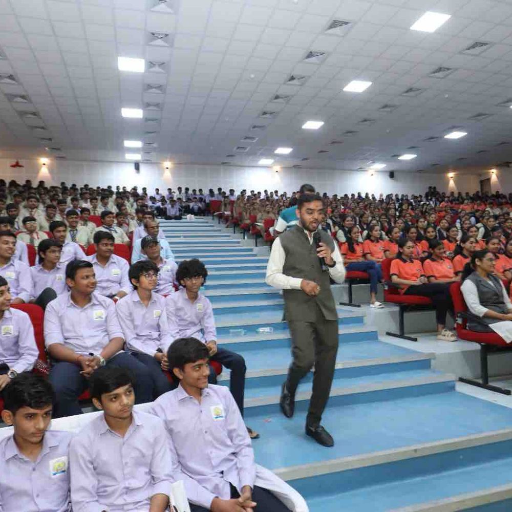 અમરેલીમાં વિદ્યાર્થીઓ માટે કારકિર્દી માર્ગદર્શન સેમિનાર યોજાયો:મંત્રી કૌશિક વેકરીયાની પ્રેરણાથી 'સફળતાનું સમીકરણ' કાર્યક્રમ સંપન્ન