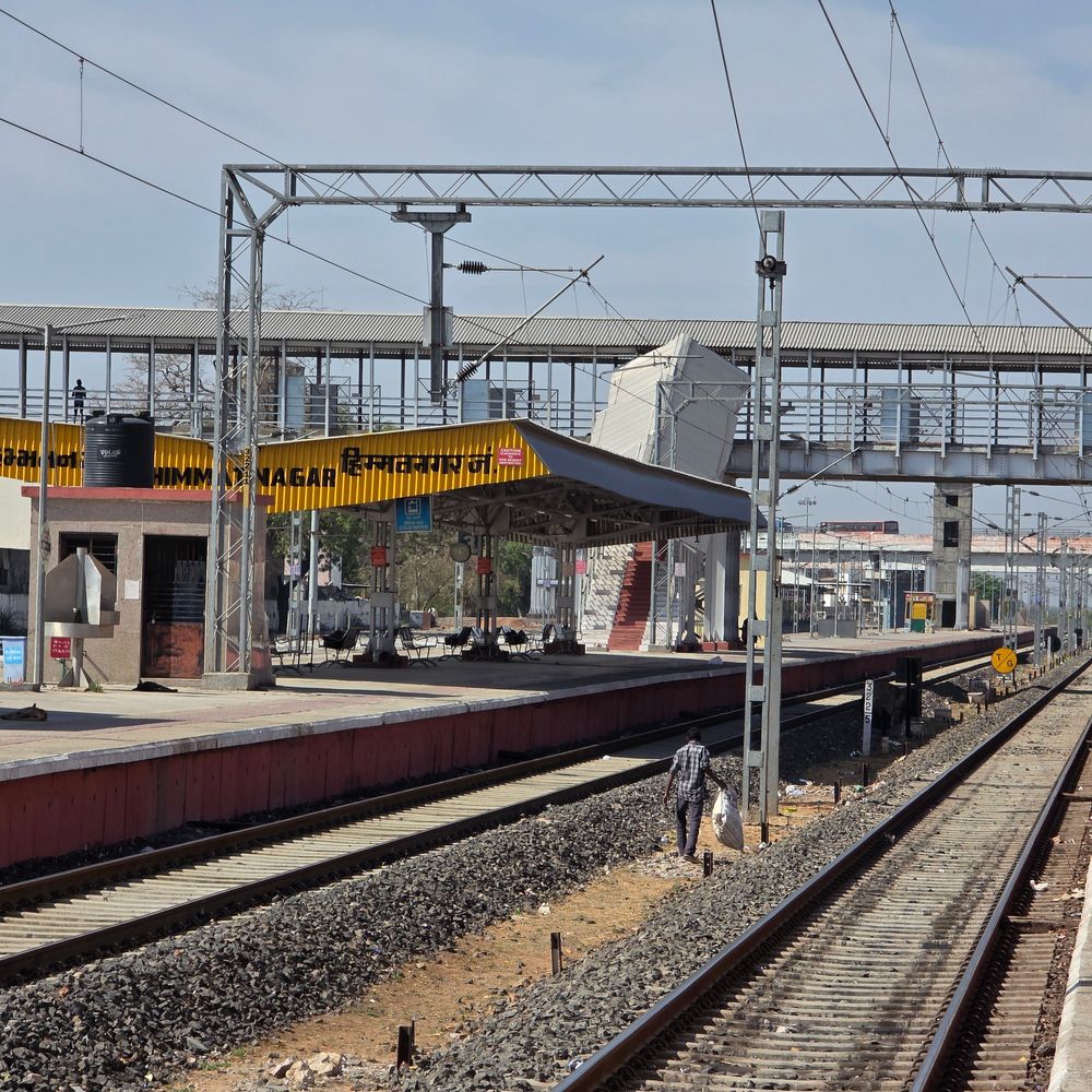 આગ્રા કૅન્ટ-અસારવા એક્સપ્રેસનું નિયમિત સંચાલન શરૂ:સાબરકાંઠાના મુસાફરોને વધુ સુવિધા મળશે, ટ્રેન સપ્તાહમાં પાંચ દિવસ દોડશે