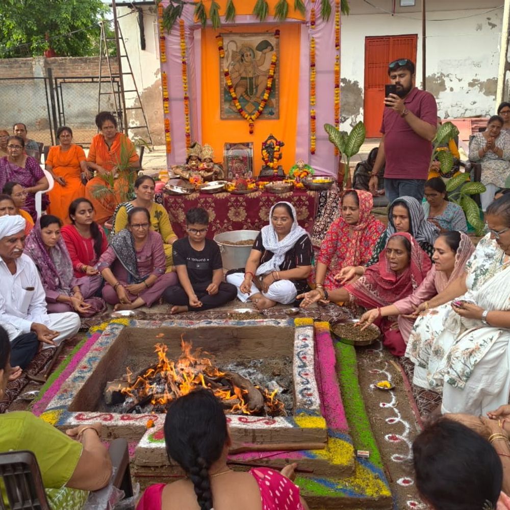 પાટણની રામકૃષ્ણ ગૌશાળામાં 108 આહુતિ મારુતિ યજ્ઞ યોજાયો:વાવાઝોડા વચ્ચે પણ ભક્તોએ અખંડ પાઠ અને યજ્ઞ ચાલુ રાખ્યો