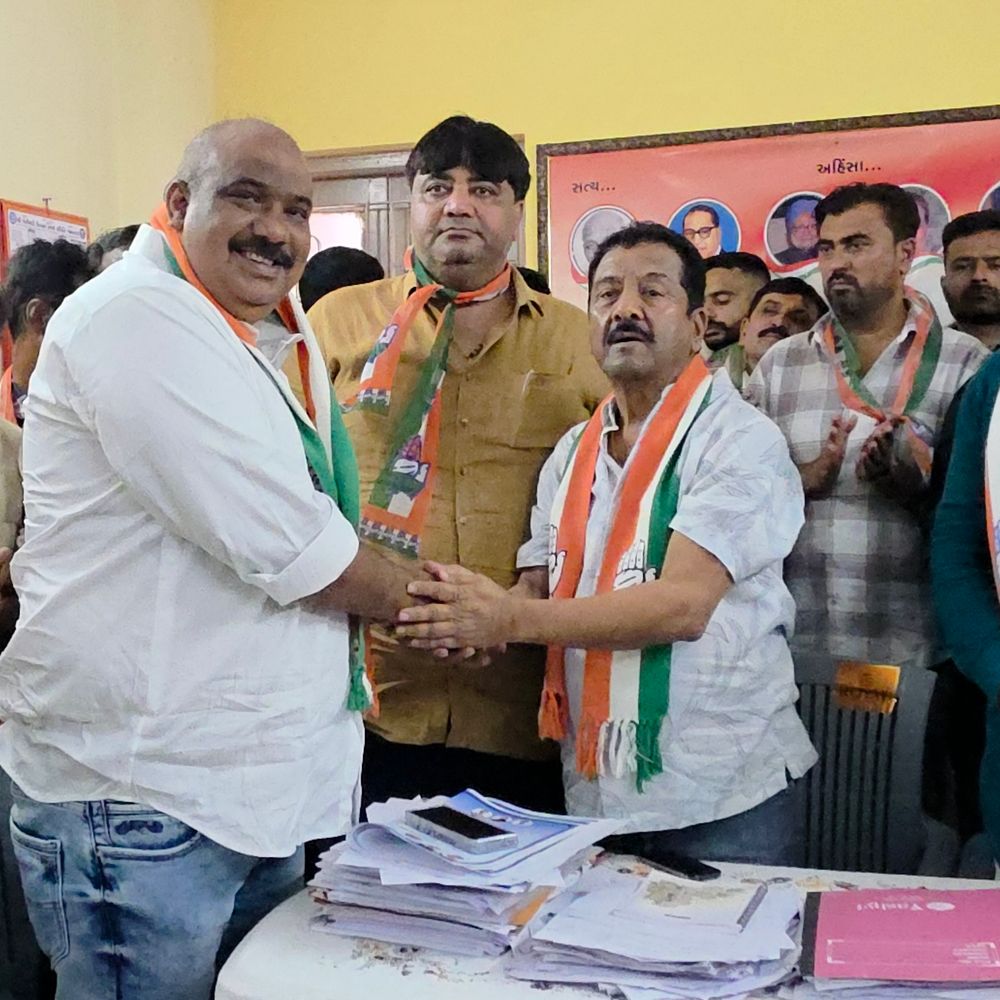 જામનગરમાં BSP પૂર્વ કોર્પોરેટર ફુરકાન શેખ કોંગ્રેસમાં જોડાયા:પૂર્વ સાંસદ વિક્રમ માડમની હાજરીમાં ખેસ ધારણ કર્યો