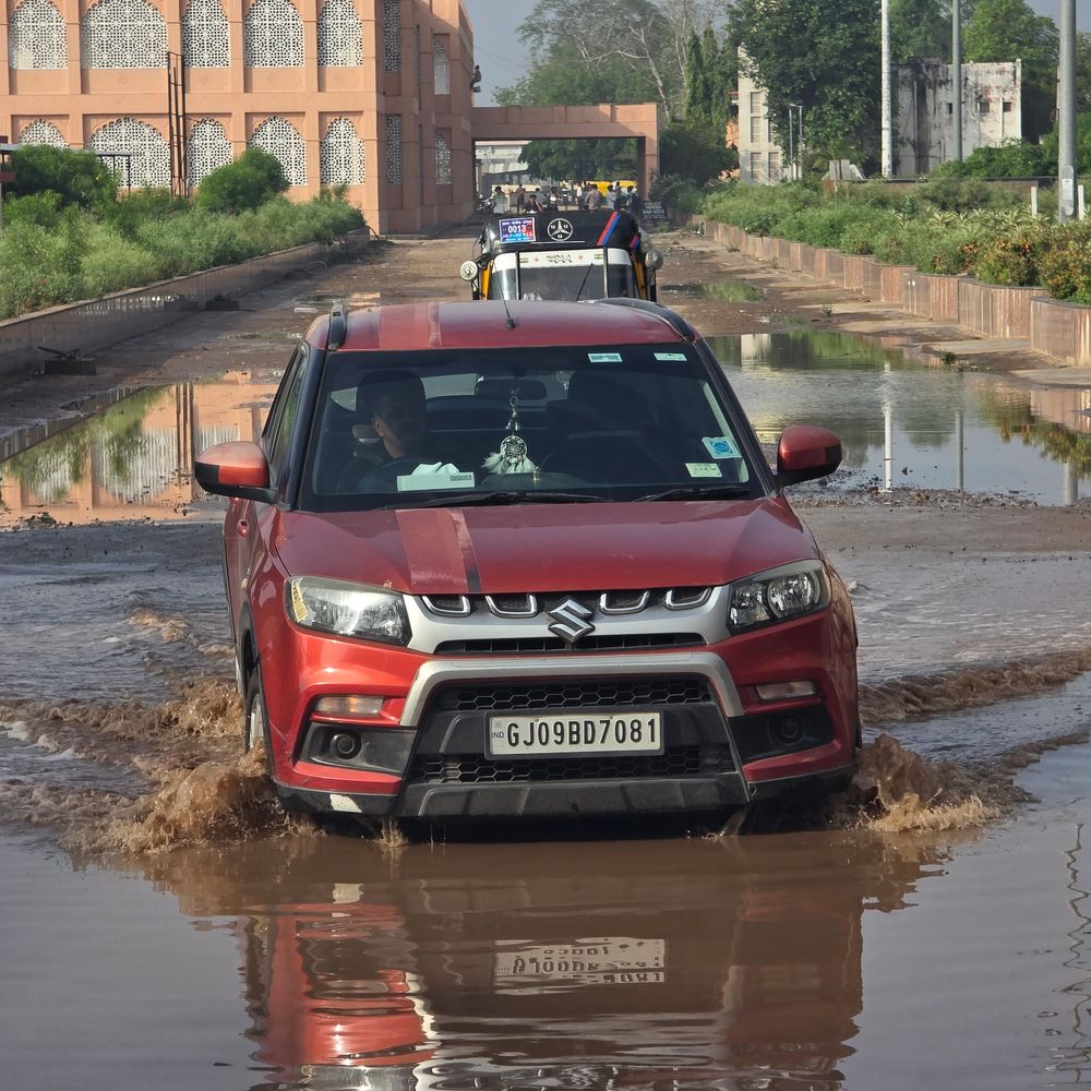 હિંમતનગર રેલવે સ્ટેશન માર્ગે પાણી ભરાયું:સાબરકાંઠાના 7 તાલુકામાં કમોસમી વરસાદ, હિંમતનગર-તલોદમાં એક ઇંચ