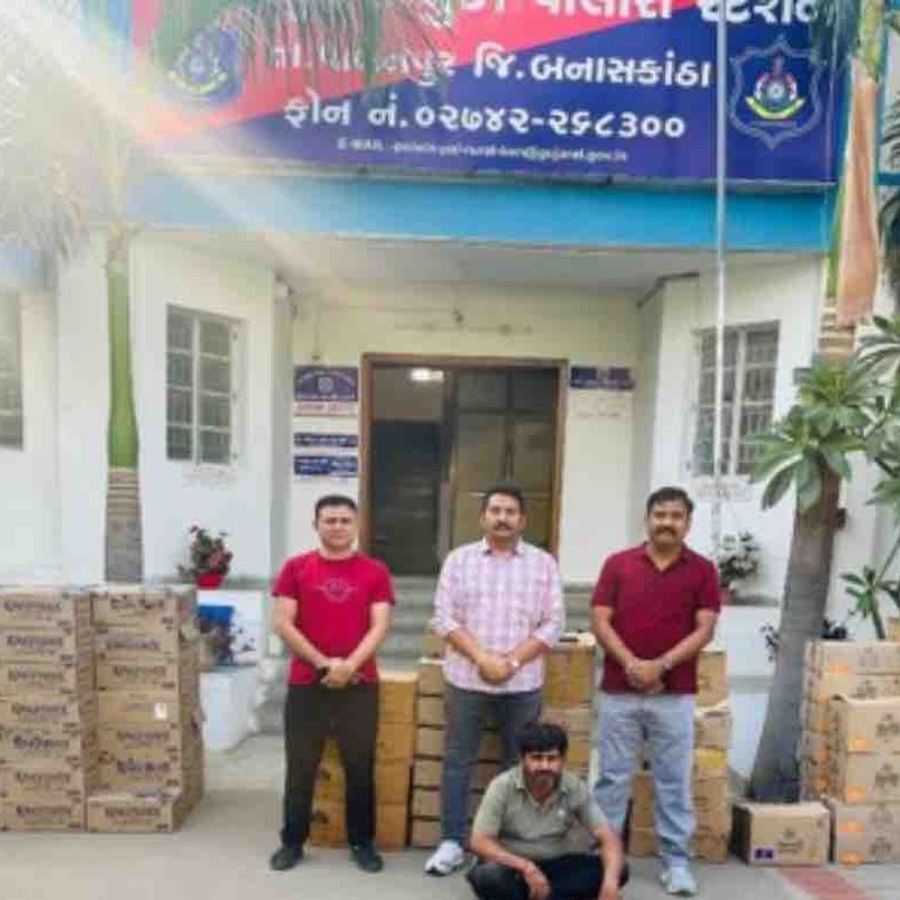 બનાસકાંઠા LCBએ લક્ઝરી બસમાંથી દારૂ ઝડપ્યો:₹31.38 લાખનો મુદ્દામાલ જપ્ત, એકની ધરપકડ, એક ફરાર