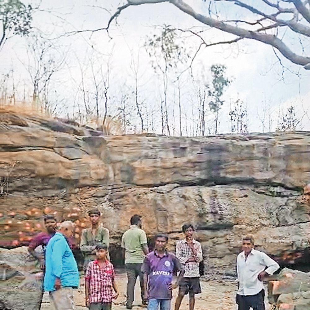 સ્થાનિકોમાં નારાજગી:ધરમપુરના બિલપુડી ધોધ નીચે પર્યટકોની ખોવાયેલી કિંમતી વસ્તુ શોધવી ભારે પડી