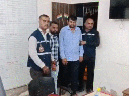 લખતર મામલતદાર કચેરીમાં ACB ટ્રેપ: નાયબ મામલતદાર અને પટ્ટાવાળો ₹20,000 લાંચ લેતા પકડાયા, જમીન નોંધ માટે લાંચ માંગી.