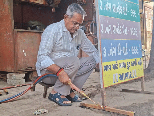 મેયર ટર્મ પૂર્ણ થતા જ ભરત બારડ વેલ્ડિંગ કામમાં: ભાવનગરના મેયર રહી પોતાનો વ્યવસાય ન ભૂલ્યા, ઘર પણ નથી.