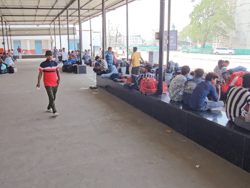 અઢી લાખ શ્રમિકોને પરત લાવવા ઉદ્યોગકારો મેદાને, વાહનો મોકલાશે; સુરતનો ઉદ્યોગ સૂનો.