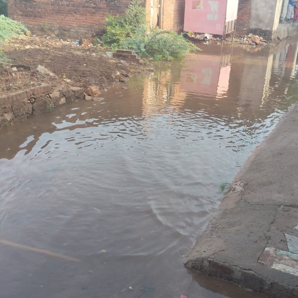 હિંમતનગરના ભોલેશ્વરમાં ગટર ઉભરાઈ, રોડ પર પાણી ભરાયા:પાલિકાતંત્ર મોડે મોડે સફાઈ કરવા પહોંચ્યું, અવરજવર પ્રભાવિત