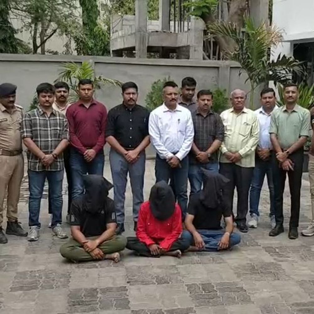 એરોનોટિકલ એન્જિનિયર ‘ચંચલ જ્વેલર્સ’ લૂંટનો માસ્ટરમાઇન્ડ:બીલીમોરાના શોરૂમના માલિક પર 2 રાઉન્ડ ફાયરિંગ કરી ભાગ્યા, વલસાડના 3 શખસની પોલીસે ગણતરીના કલાકમાં ધરપકડ કરી