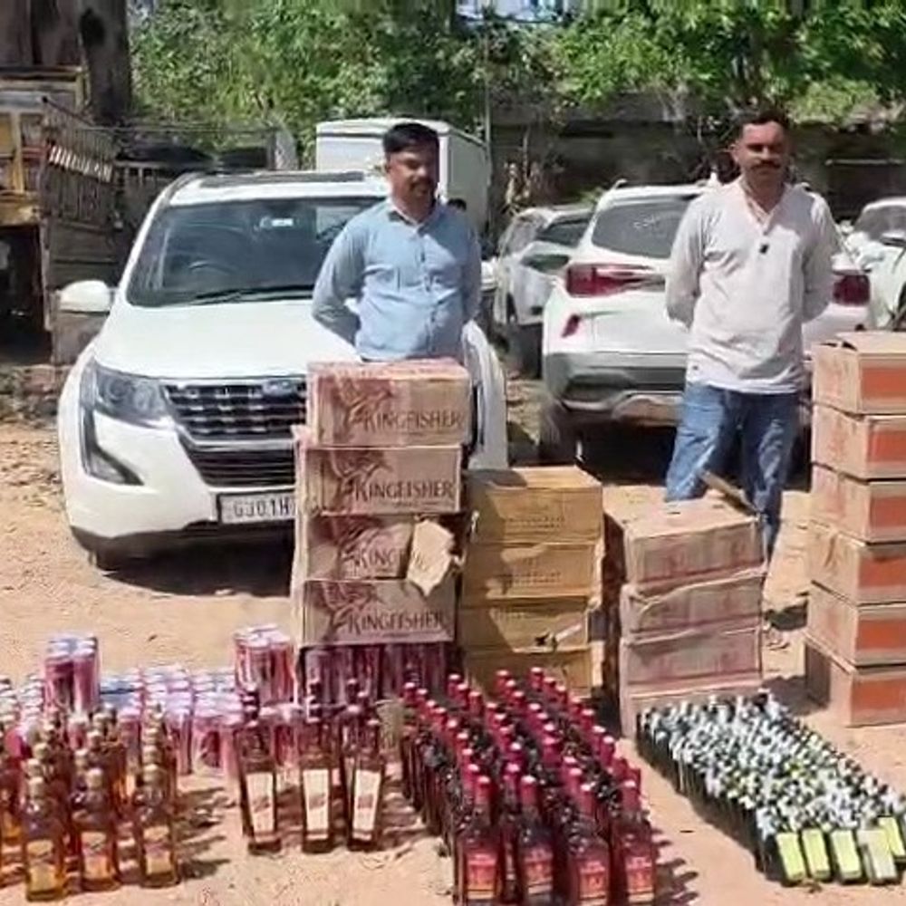 સંખેડા પોલીસે XUVમાંથી ₹7.19 લાખનો વિદેશી દારૂ ઝડપ્યો:લોટીયા ચોકડી પાસેથી દારૂ ભરેલી ગાડી મૂકી ચાલક ફરાર થયો