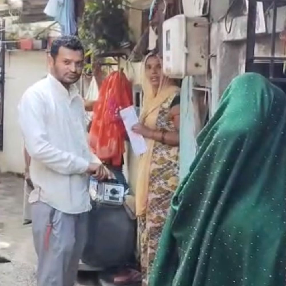 સુરતમાં 4 લાખ સ્માર્ટ મીટર લાગ્યા છતાં વિવાદ યથાવત:‘ચોરીછૂપીથી મીટર કેમ લગાવો છો?’ કહીને ઉધનાના સ્થાનિકોએ DGVCLની ટીમનો ઘેરાવ કર્યો