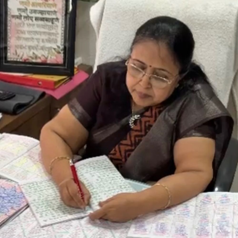 90 ભાષામાં 75,000 વાર નવકાર મંત્ર લખી ભક્તિની મિસાલ બન્યા:સુરતના 64 વર્ષીય શોભાબેન શાહનું હવે 150 ભાષામાં મંત્ર લખવાનું લક્ષ્ય, Chat GPTની મદદ લેશે