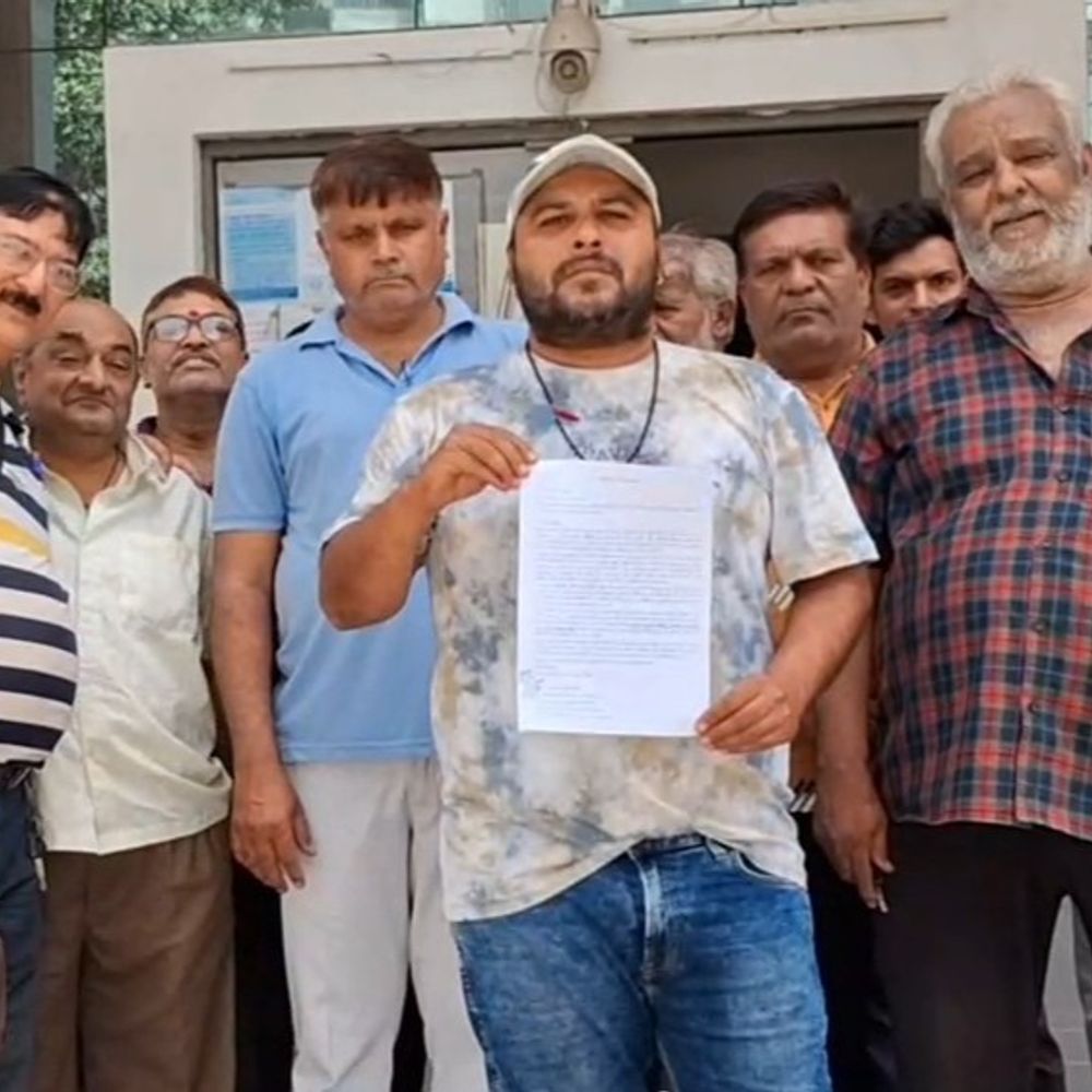 જર્જરિત ઇમારતોને લઈ તંત્રની ઘોર બેદરકારી સામે વેપારીઓનો આક્રોશ.:કડીયાવાડ મોતના માચડા સમાન જર્જરિત બિલ્ડિંગો ઉતારવા કલેક્ટરને આવેદન; હવે કોઈ હોનારત થશે તો જવાબદારી કોર્પોરેટરો અને મ્યુનિસિપલ કમિશનરની રહેશે તેવી વેપારીઓની ચીમકી.