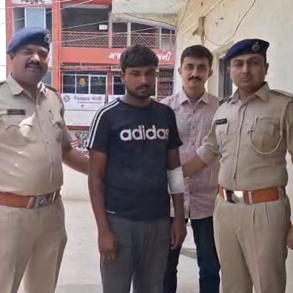 રૂ.1.70 લાખ ચોરનાર ગઠિયા જેતપુરથી ઝડપાયા:​કેશોદમાં ધોળા દિવસે લાખોની રોકડની ઉઠાંતરી કરનાર મધ્યપ્રદેશનીના બે ગઠિયા ઝડપાયા,ચોરી થયેલી રોકડ રકમ અને ગુનામાં વપરાયેલ મોટરસાયકલ પણ રિકવર