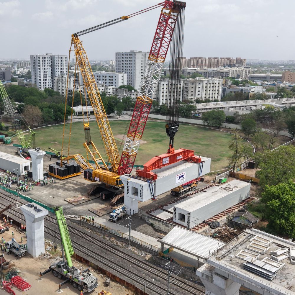 મુંબઈ-અમદાવાદ બુલેટ ટ્રેન પ્રોજેક્ટ માટે નવુ માઇલસ્ટોન:અમદાવાદમાં માત્ર 3.5 કલાકમાં 34 મીટર લાંબા અને 1360 ટન વજનના પોર્ટલ બીમનું સફળ લોન્ચિંગ