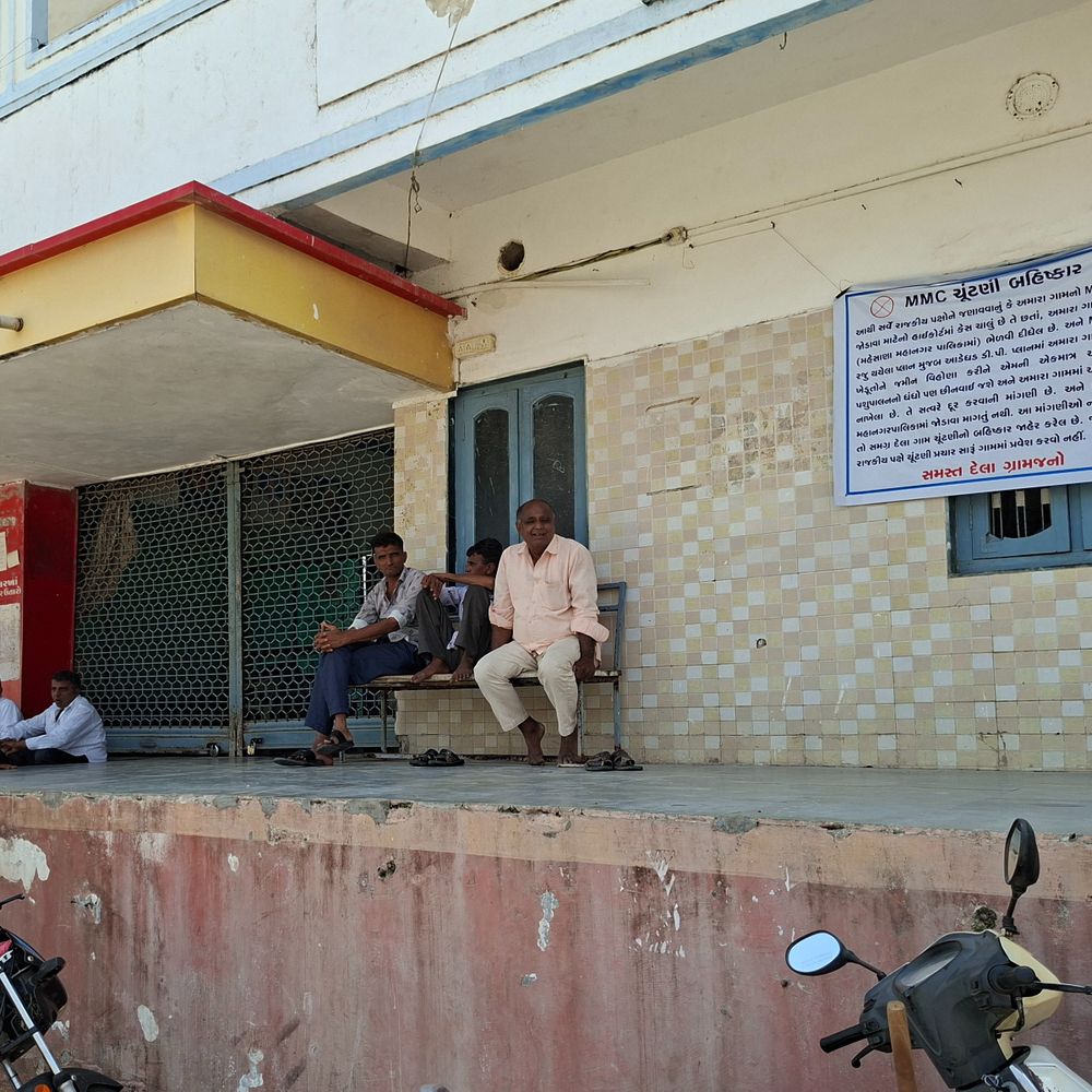 'કોઈપણ રાજકીય પક્ષે પ્રચાર માટે પ્રવેશ કરવો નહીં':જમીન ગુમાવવાના ડરે દેલા ગામમાં ચૂંટણી બહિષ્કારના બેનરો લાગ્યા, રાજકીય વર્તુળોમાં ફફડાટ