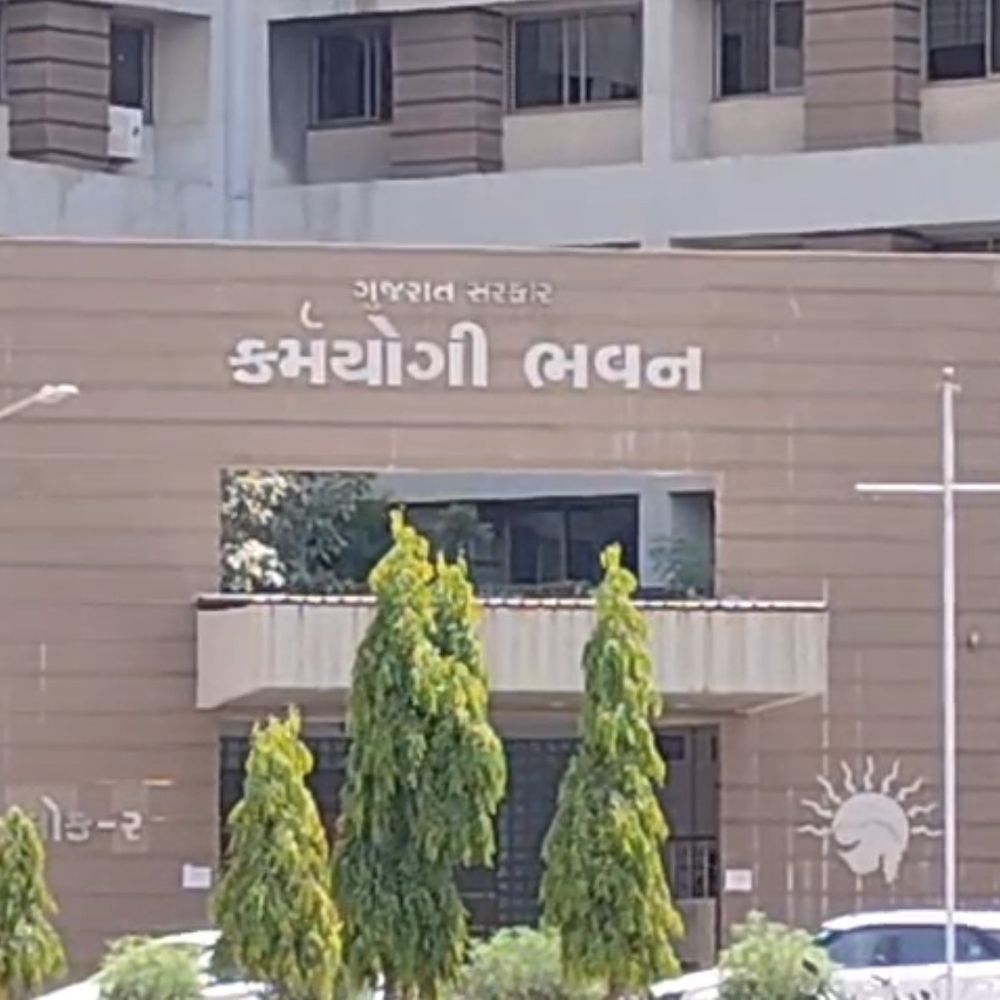 ગાંધીનગરના કર્મયોગી ભવનમાં વીજ પુરવઠો ખોરવાયો:અડધો કલાકથી સરકારી કામકાજ ઠપ, ગરમીથી કર્મચારીઓ બેહાલ