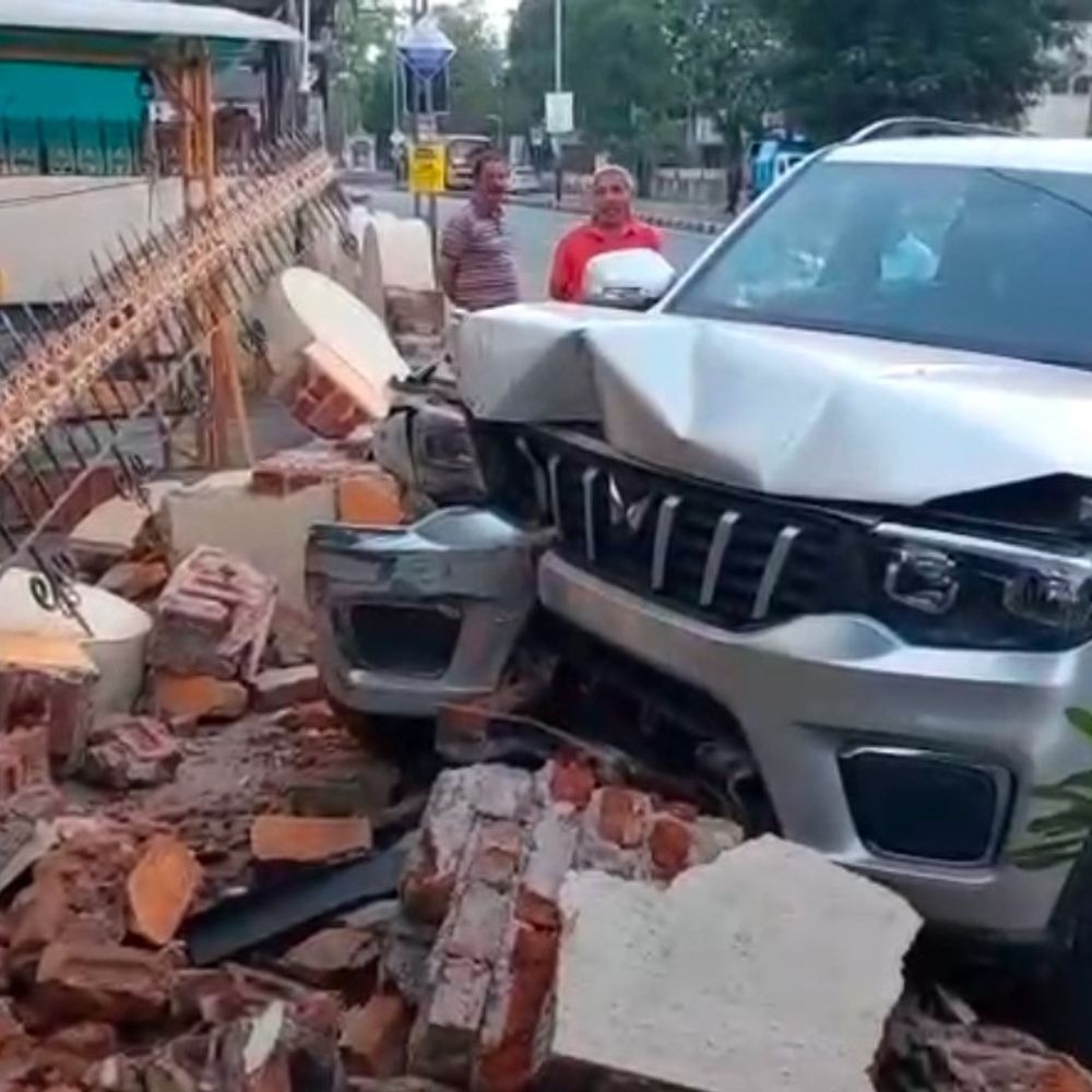 કાર ચાલકે નશાની હાલતમાં કાર ચલાવીને લોકોના જીવ જોખમમાં મૂક્યા:વડોદરામાં પૂરપાટ ઝડપે જઈ રહેલા કાર ચાલકે મકાનની દીવાલ તોડીને અંદર ઘૂસી ગઈ, મોટી જાનહાનિ ટળી