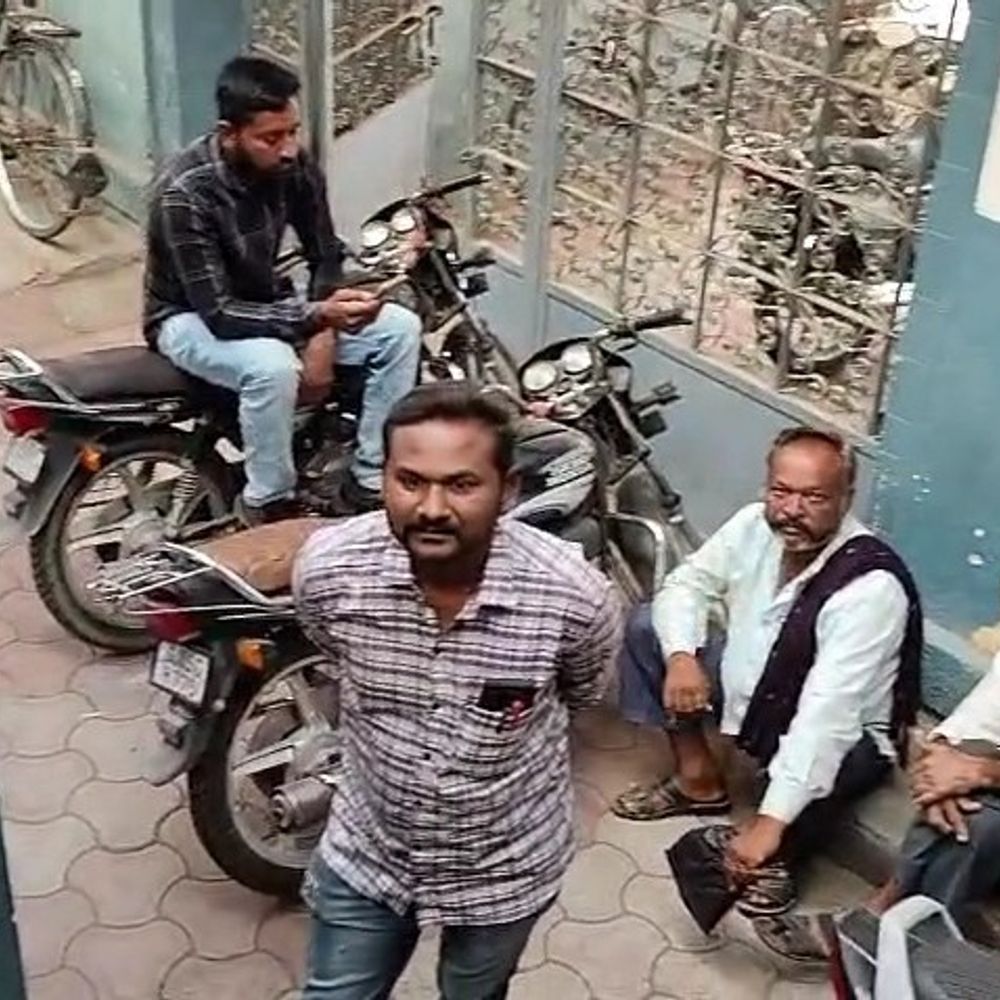 ગઢડા SBI (કૃષિ શાખા) બેંકમાં ખેડૂતોને મુશ્કેલી:કોંગ્રેસે તાત્કાલિક નિરાકરણ ન આવ્યે ઉગ્ર આંદોલનની ચેતવણી આપી