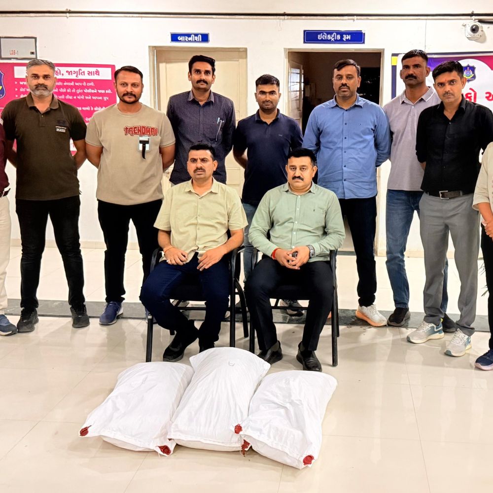 રાજકોટ SOGએ 19 કિલો ગાંજા સાથે સગીરાની કરી ધરપકડ:પિતાના અવસાન અને માતાના બીજા લગ્ન બાદ એકલી રહેતી સગીરાને જંગલેશ્વરનું દંપતી ગાંજાનો જથ્થો આપી ગયાનું ખુલતા પોલીસે શોધખોળ હાથ ધરી