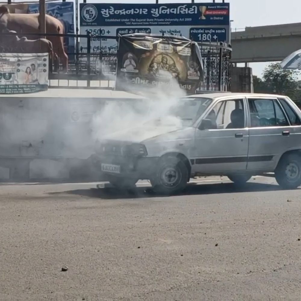 રિવરફ્રન્ટ ગાય સર્કલે મારૂતિ કારમાં આગ:સદનસીબે કોઈ જાનહાનિ નહીં, કારને મોટું નુકસાન