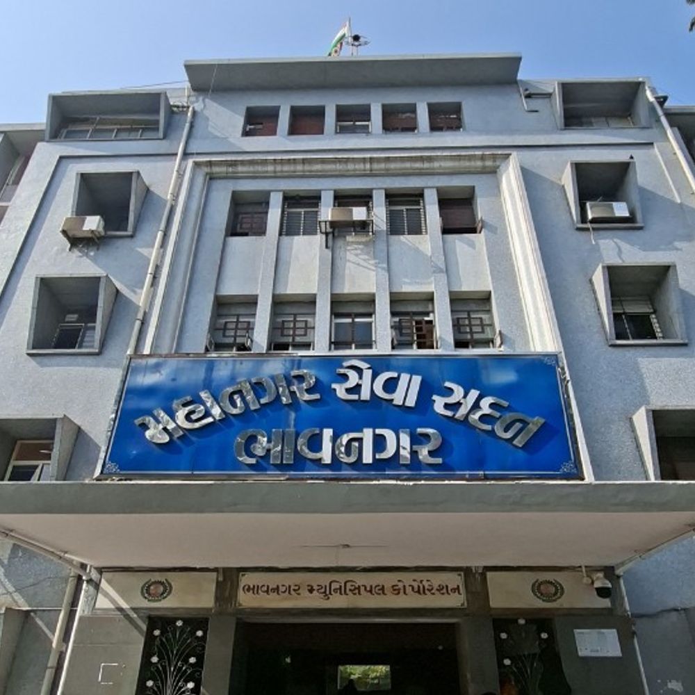 મનપાની મકાન માલિકો માટે સૂચના:જર્જરિત મકાનો ઉતારી લેવા અથવા રિપેર કરાવવા મકાન માલિકોને કડક આદેશ, અન્યથા નળ, ગટર અને વીજ કનેક્શન તાત્કાલિક અસરથી કાપી નાખવામાં આવશે