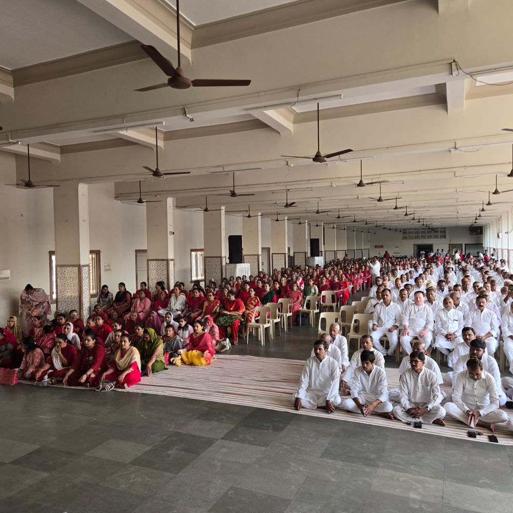 જામનગરમાં હાલારી વિશા ઓશવાળ જ્ઞાતિએ નવકાર દિવસ ઉજવ્યો:ઓશવાળ સેન્ટર ખાતે હજારો જ્ઞાતિજનોએ સમૂહ જાપ કર્યા