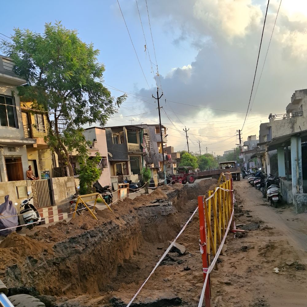 વાહનચાલકોને ચકરાવો:નવસારીનો બિરસા મુંડા માર્ગ ખોદકામના કારણે અવરોધાયો