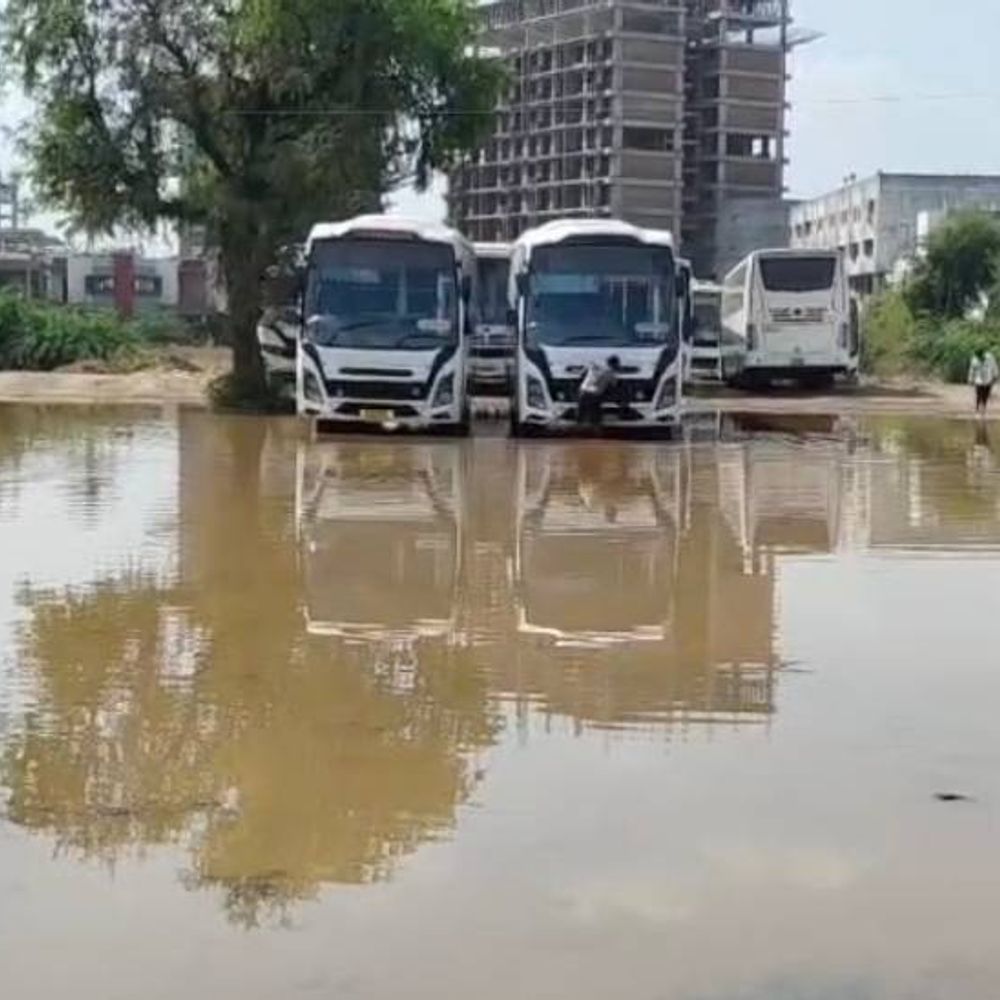 ઝાડેશ્વર ચોકડી પાસે પીવાના પાણીની પાઈપલાઈન તૂટી:ભર ઉનાળે લાખો લીટર પાણીનો બગાડ, સમારકામની કામગીરી હાથ ધરાઈ