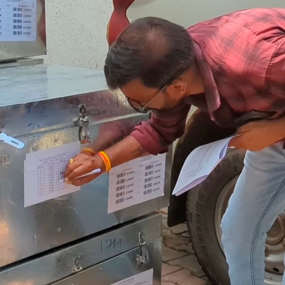 પંચમહાલ સ્થાનિક ચૂંટણી: EVM મશીનોનું ડિસ્પેચિંગ શરૂ:ગોધરાથી ચુસ્ત પોલીસ બંદોબસ્ત વચ્ચે સ્ટ્રોંગરૂમમાં મોકલાયા