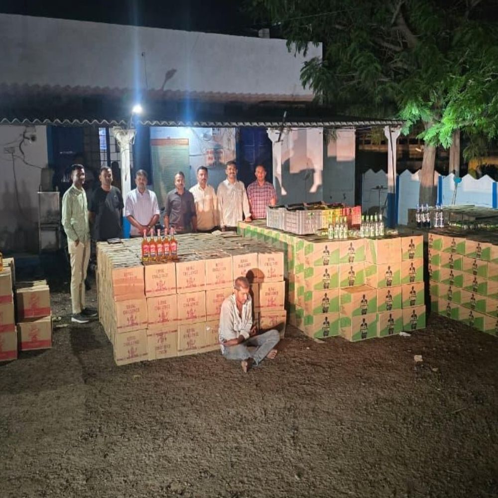 LCB પોલીસે 1.39 કરોડનો દારૂ ઝડપ્યો:જામનગર હાઈવે પર ટ્રકમાંથી 29,243 બોટલ જપ્ત