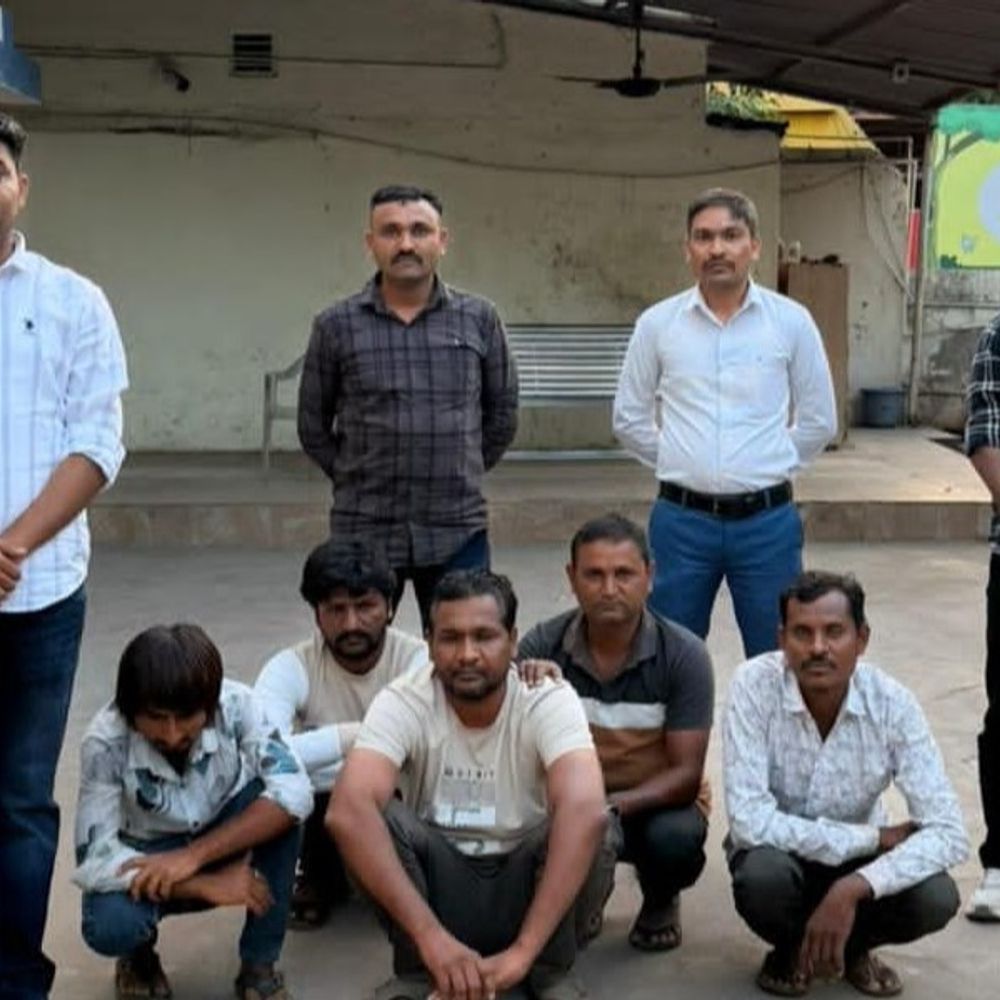 જુગારના રંગમાં ભંગ પડયો:કલોલના તેરસાપરાની સીમમાં તીનપત્તી રમતા પાંચ ઝડપાયા, 83 હજારની મત્તા જપ્ત