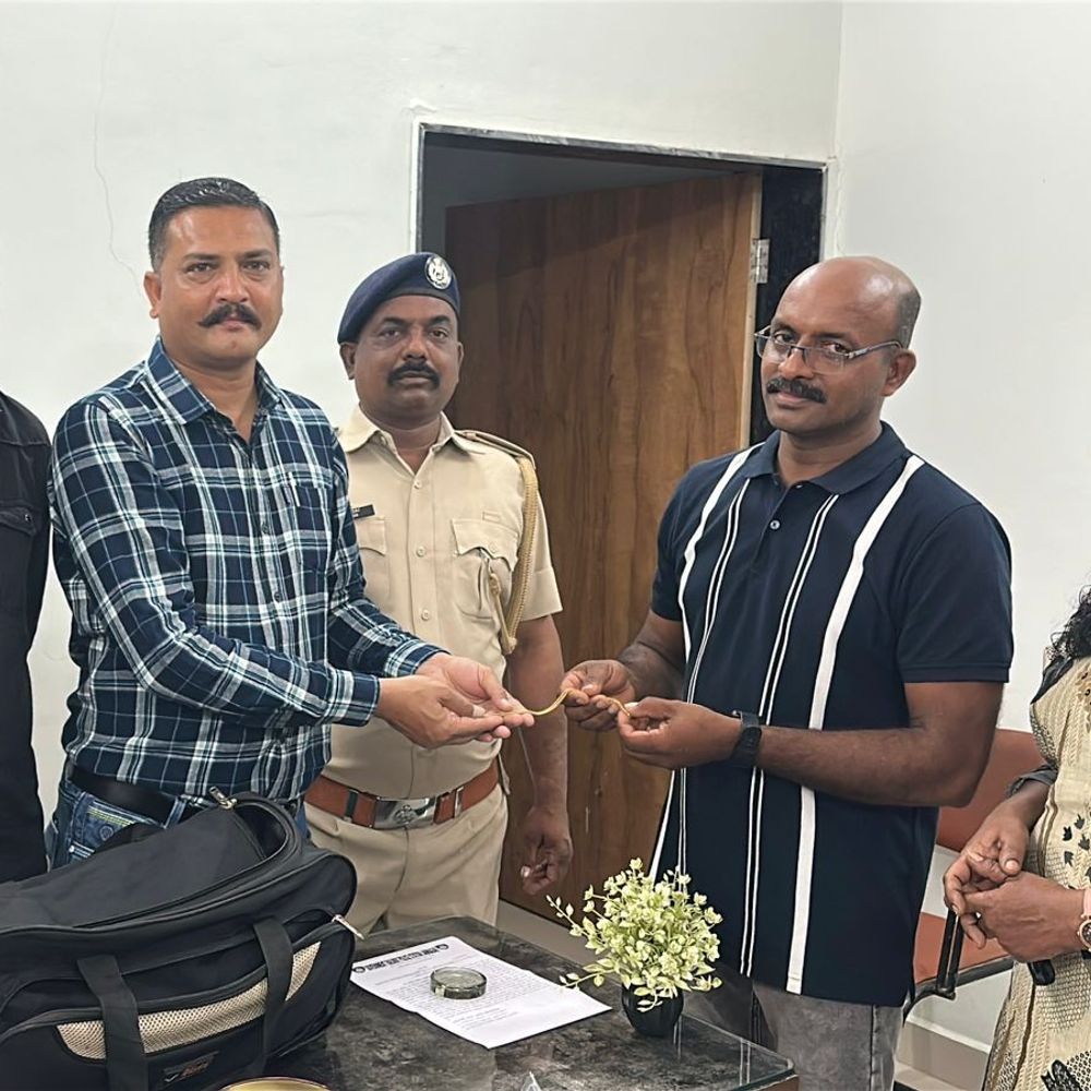 પોરબંદર રેલવે પોલીસે ટ્રેનમાં ભૂલાયેલો કિંમતી થેલો પરત કર્યો:₹2.10 લાખનો સોનાનો ચેઈન અને જ્વેલરી મૂળ માલિકને મળી