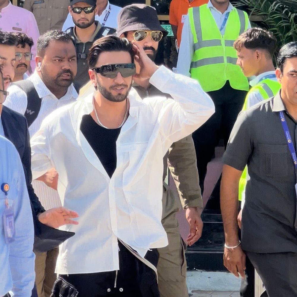 કિંગ ખાનથી લઈ 'ધૂરંધર' રણવીર સુધી, જામનગર બન્યું બોલિવુડ નગરી:અનંત અંબાણીના જન્મ દિવસની બે દિવસ ધમાકેદાર પાર્ટી, આજે રાજભા ગઢવીનો લોકડાયરો