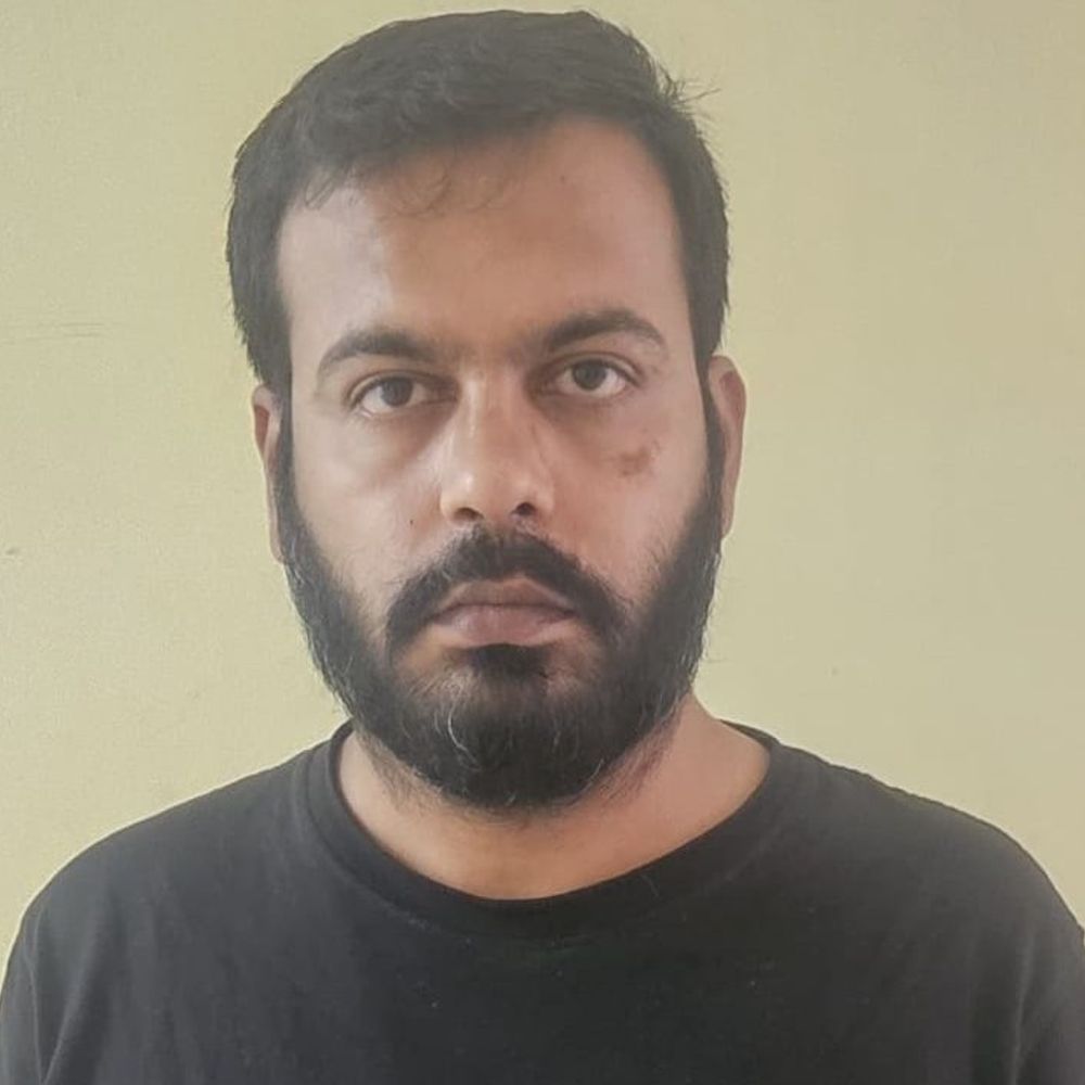 પોરબંદર પેરોલ ફર્લો સ્ક્વોડે ફરાર આરોપીને ઝડપ્યો:પ્રોહિબિશન કેસમાં સાડા ચાર વર્ષથી ફરાર આરોપીની મુંબઈથી ધરપકડ કરાઈ