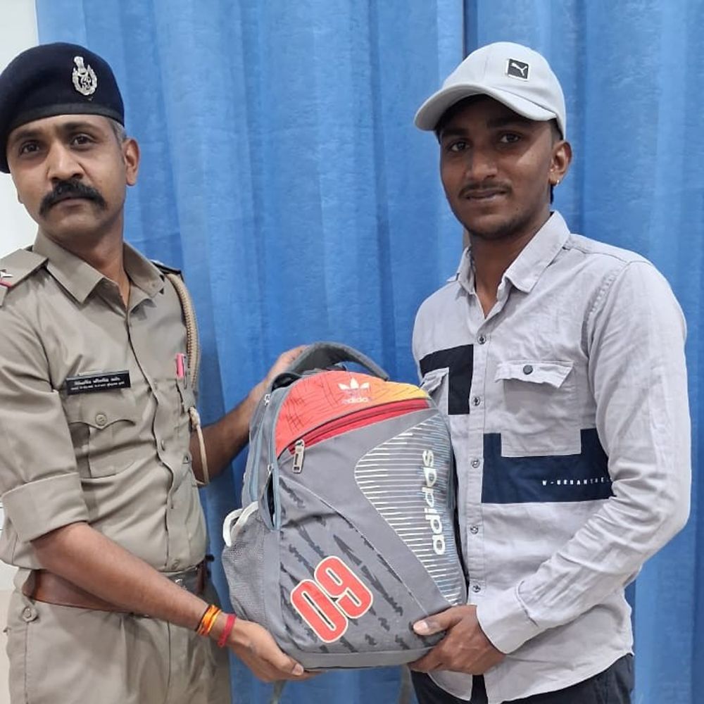 સુરેન્દ્રનગરમાં "નેત્રમ" અભિયાનથી ખોવાયેલો સામાન પરત મળ્યો:સીસીટીવીની મદદથી બે અરજદારોને તેમની કિંમતી ચીજવસ્તુઓ મળી