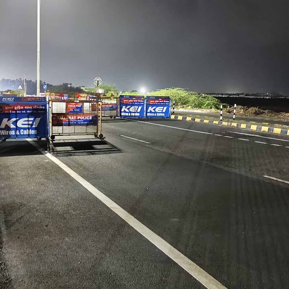 કામગીરી:હાઈવે પર અકસ્માત બાદ તંત્ર સાબદુ બન્યું ધરમપુરના પાટિયા નજીક બેરીકેટ મૂકાયા