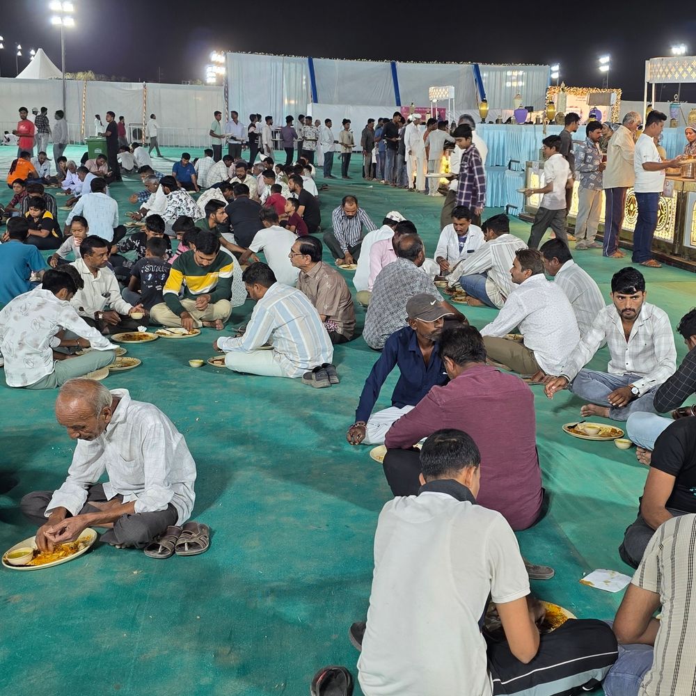 અનંત અંબાણીનો 31મો જન્મદિવસ જામનગરમાં ઉજવાયો:રિલાયન્સ ટાઉનશીપની આસપાસના ગામોમાં ભોજન સમારંભ, રાત્રે લોક ડાયરાનું આયોજન કરાયું