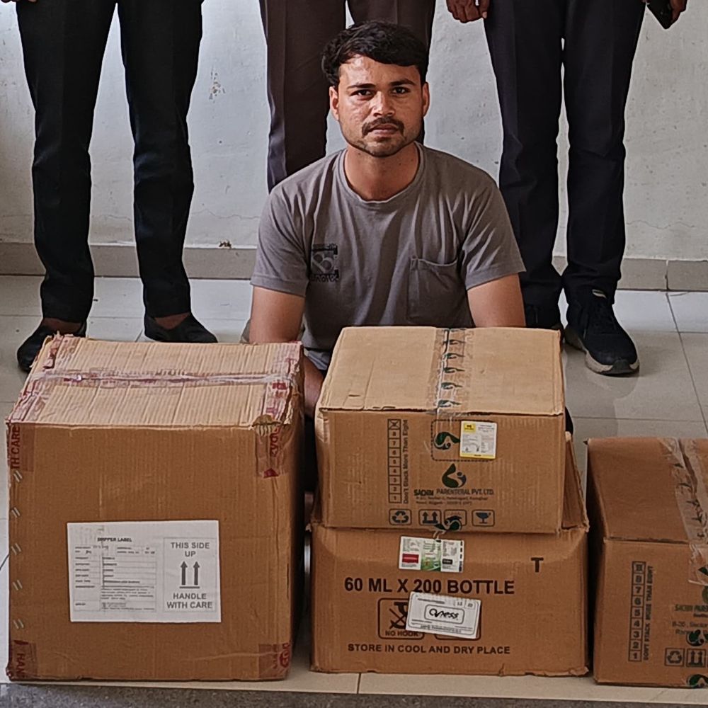 બોટાદ SOGએ ડિગ્રી વગરના બોગસ ડોક્ટરને પકડ્યો:ગઢડાના નાના ઝીંઝાવદર ગામેથી 43 હજારનો મેડિકલ સામાન જપ્ત