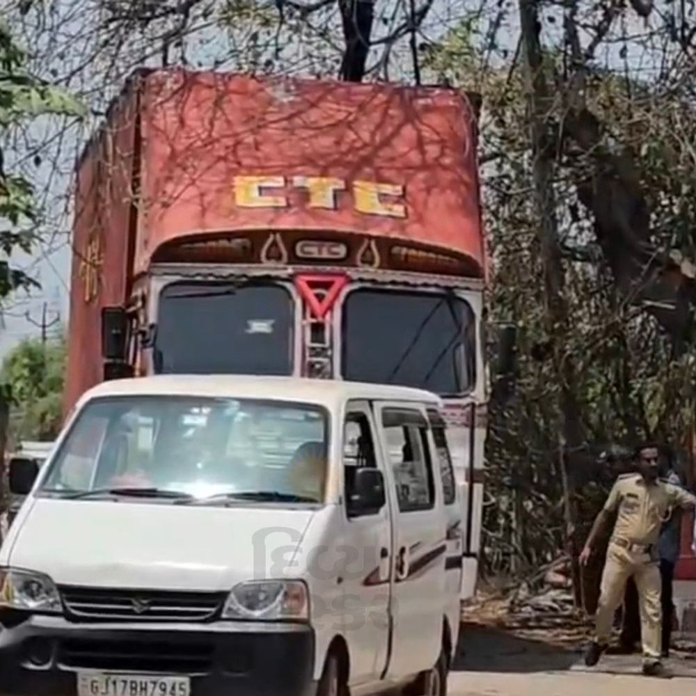 ગોધરામાં EVM કન્ટેનર ઝાડ-ગેટ વચ્ચે એક કલાક ફસાયું:MGVCL ટીમે ડાળીઓ કાપી, માર્ગ મોકળો કરી કન્ટેનરને સુરક્ષિત બહાર કાઢ્યું