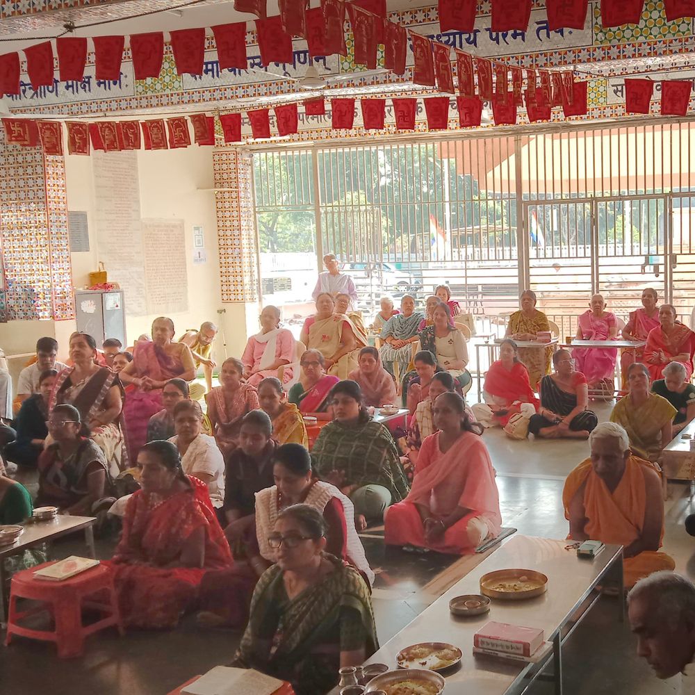 વિશ્વભરમાં ણમોકાર મહામંત્ર દિવસની ઉજવણી:ગાંધીનગરના જૈન મંદિરમાં વિશ્વ શાંતિ માટે જાપ કરાયા