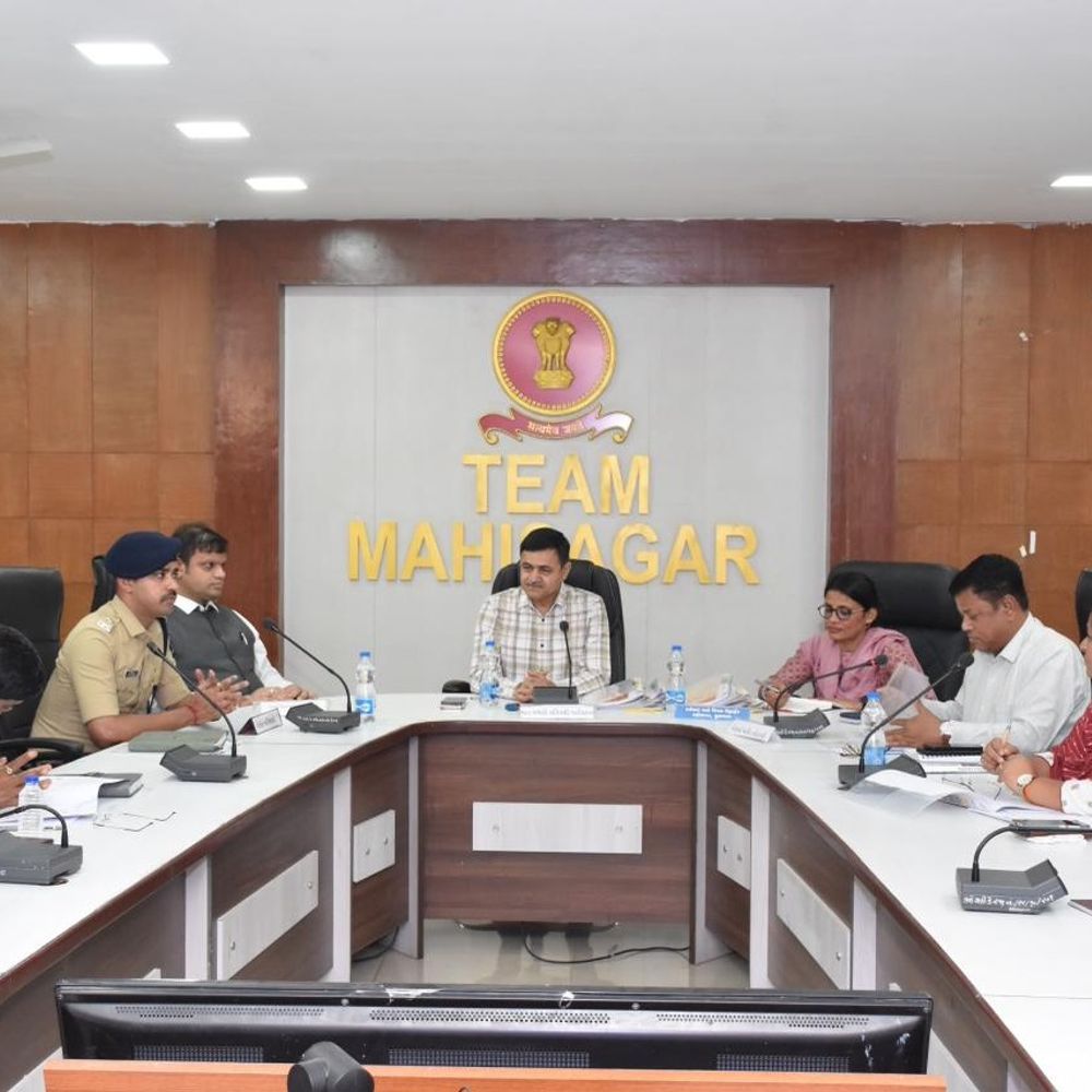 મહીસાગરમાં નવનિયુક્ત પ્રભારી સચિવના અધ્યક્ષસ્થાને સમીક્ષા બેઠક:ચોમાસાની તૈયારીઓ, ડિઝાસ્ટર મેનેજમેન્ટ પર ભાર; 'સહકાર' પ્રોજેક્ટની સરાહના