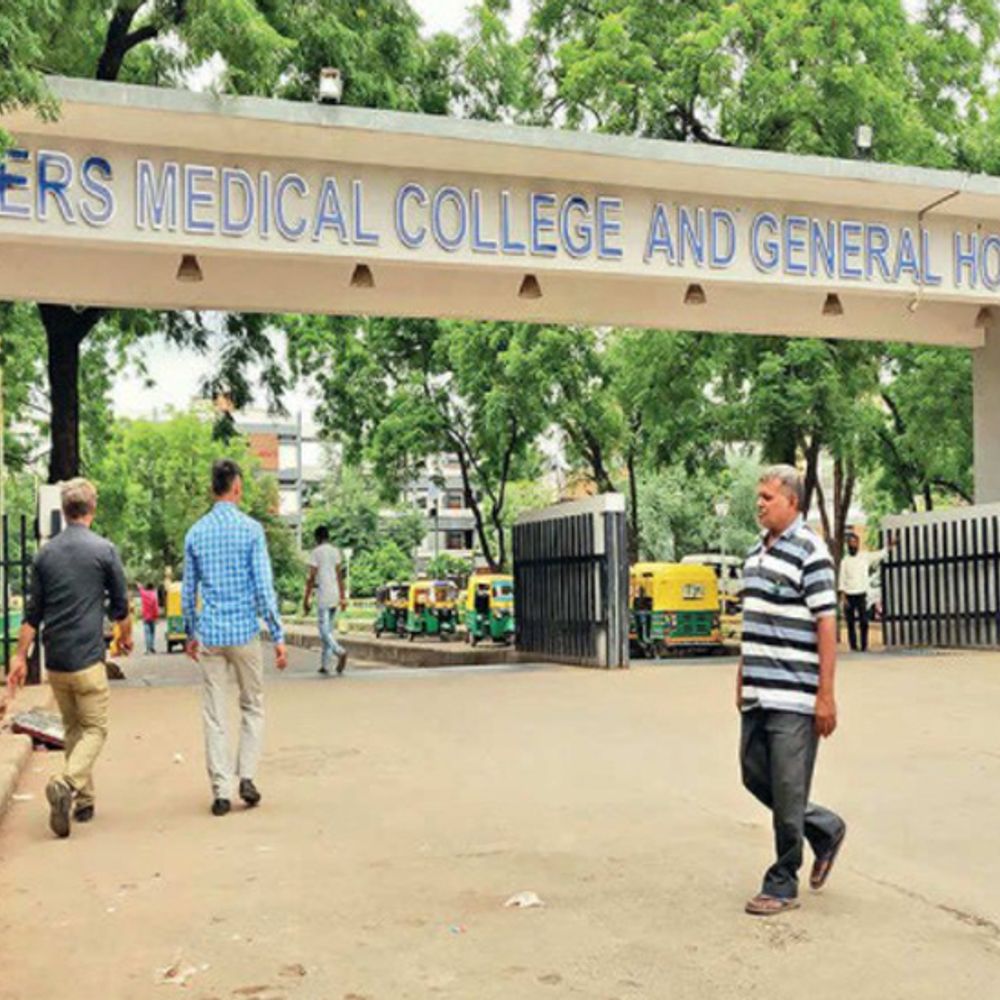 લીવરમાંથી હજારો 'ડોટર સિસ્ટ' દૂર કરી આપ્યું નવું જીવન:ગાંધીનગર સિવિલની મોટી સિદ્ધિ, 39 વર્ષીય યુવકની લીવર હાઇડેટીડ સિસ્ટની જટિલ સર્જરી સફળતાપૂર્વક પાર પાડી