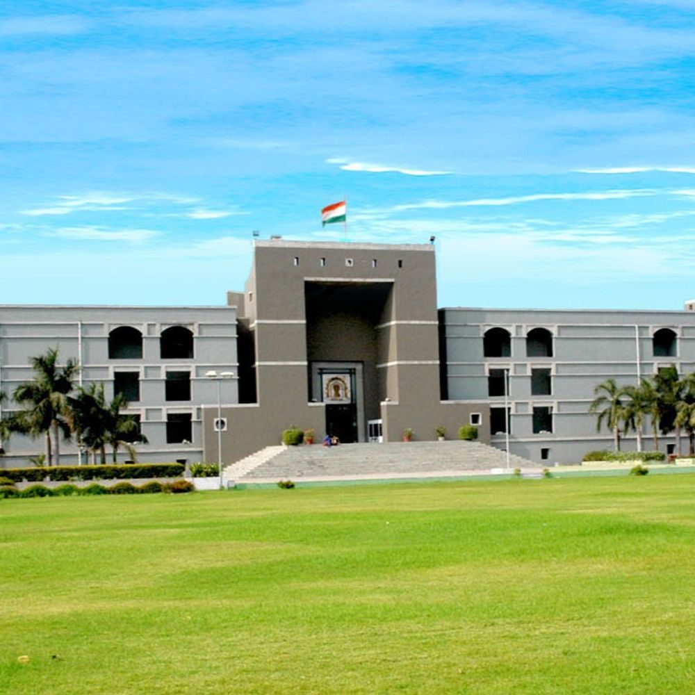 સુરતમાં મુસ્લિમ પરિવારને બંગલામાં રહેતા અટકાવ્યા:અશાંત ધારા અંતર્ગત મંજૂરી મેળવી છતાં સોસયટી NOC માંગીને રોકતી હોવાની ફરિયાદ, હાઇકોર્ટે CPને સુરક્ષા અંગે નિર્ણય લેવા જણાવ્યું