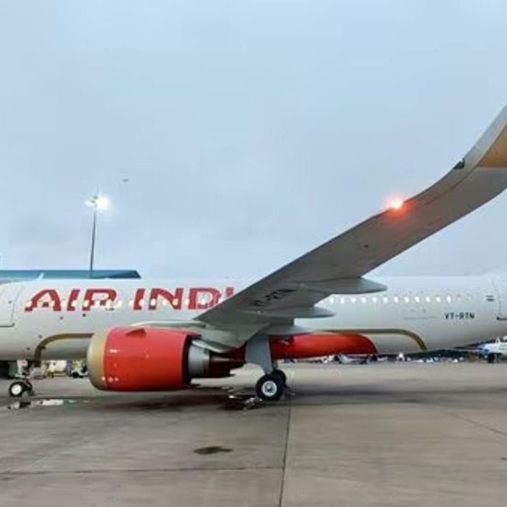 એર ઇન્ડિયા ફ્લાઇટનું એન્જિન બંધ, પાઈલટનો ઇમરજન્સી કોલ:મુંબઈથી બેંગલુરુ જઈ રહી હતી, 20 મિનિટમાં પાછી ફરી; ટેકઓફ દરમિયાન તણખા પણ દેખાયા