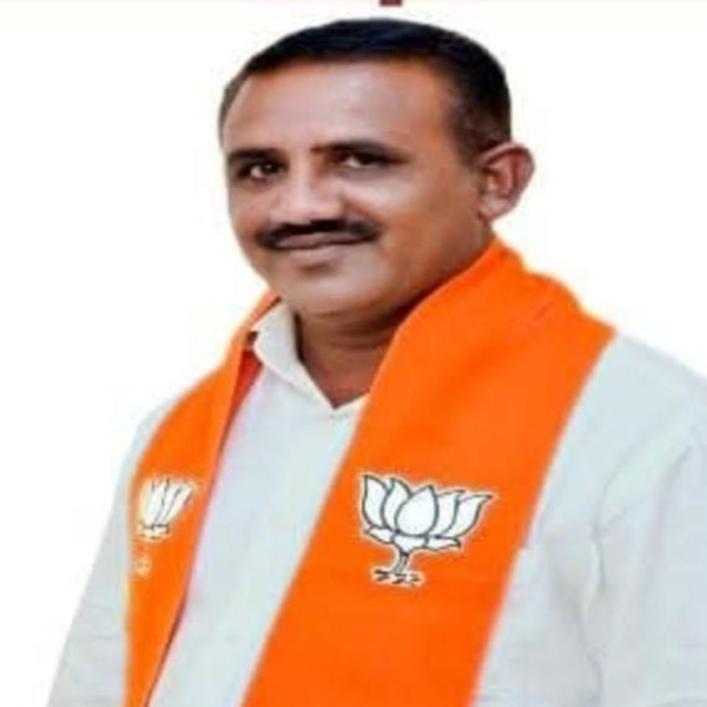 કેશોદમાં ભાજપના પૂર્વ કોર્પોરેટર સહિત 4 સામે પોલીસ ફરિયાદ:યુવાનને આંતરી જાનથી મારી નાખવાની ધમકી આપી, હથિયારબંધીના જાહેરનામાનો કર્યો ભંગ