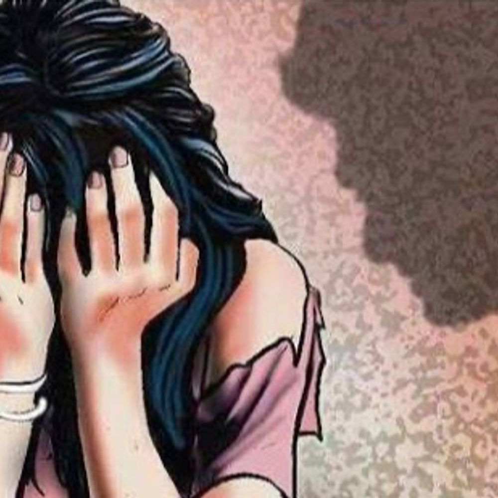 નવાગામ પોલીસ ચોકી સામે જ ધમધમતું કૂટણખાનું ઝડપાયું:બંગાળ-મહારાષ્ટ્રથી યુવતી બોલાવી ગ્રાહકો પાસે મોકલતો, સંચાલક રૂ.500 કમિશન મેળવતો; ગ્રાહક અને મેનેજરની ધરપકડ