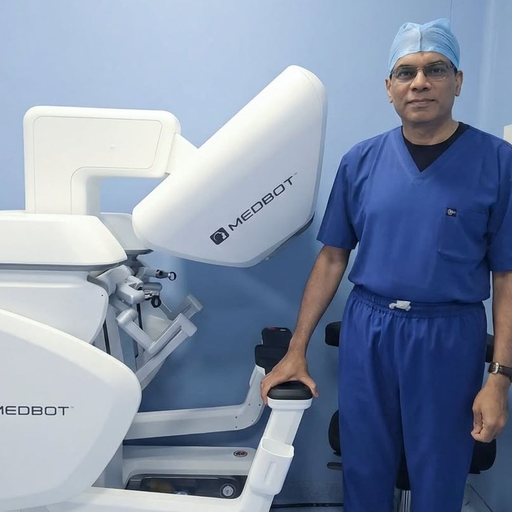 ગજબ:મુંબઈમાં બેસીને ડોક્ટરે ઓમાનમાં કિડનીનું સફળ ઓપરેશન કર્યું:ભારતથી પ્રથમ ક્રોસ-બોર્ડર રોબોટિક સર્જરી, કોકિલાબેન હોસ્પિટલની સિદ્ધિ; ડૉક્ટર વિદેશમાં રહેલા દર્દી સુધી પહોંચ્યા