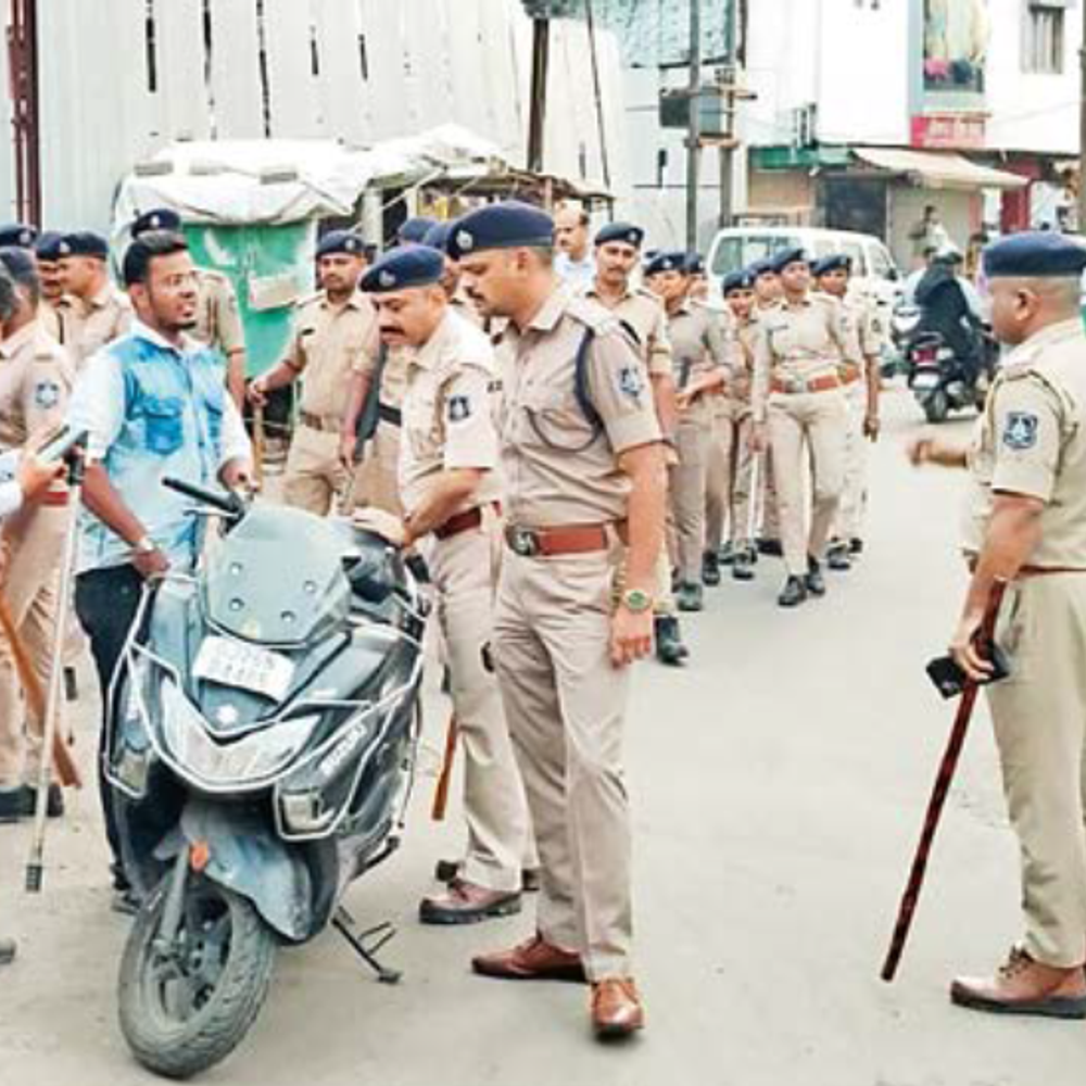 વડોદરા પાલિકા ચૂંટણી માટે પોલીસ સજ્જ: ‘ઓપરેશન ક્લિન’ શરૂ, ચેકિંગ અને ફૂટ પેટ્રોલિંગથી લોકશાહીના પર્વની તૈયારી.